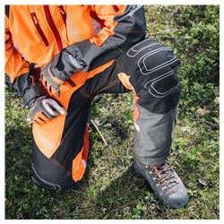 Husqvarna Tech-Knee
Papildus šķiedras slāņi nodrošina teicamu aizsardzību darbā ar motorzāģi. Lielāka drošība gadījumos, kad bikšu staras cieši pieguļ ceļgaliem.