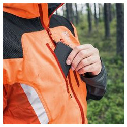 Kabata mobilajam tālrunim
Krūšu kabatām ir polsterēts oderējums, kas aizsargā mobilo tālruni un ļauj tam ērti piekļūt jebkurā laikā.