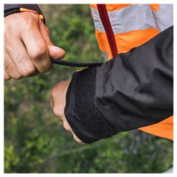 The width of the sleeve can be adjusted according to the size of the user's gloves, etc.