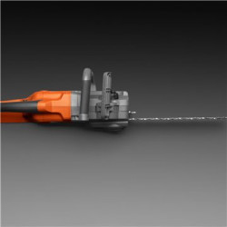 Easy to handle
The engine is positioned lengthwise for a slim, easy-to-handle saw.