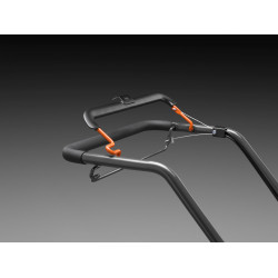 Ergonomic handle bar
The ergonomic angle of the handle bar in combination with easy to reach bail arms makes operation easier.
