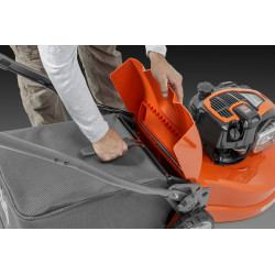 Easy-to-handle collector
The ergonomically designed collector is solid, compact and equipped with a dust blocker bag. It is easy to remove, empty and replace thanks to the wide opening and the support handle on top of the collector.