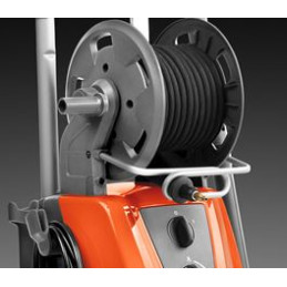 Hose reel
Easy hose reel roll-up for convenient and efficient storage, supported by a metal guide.