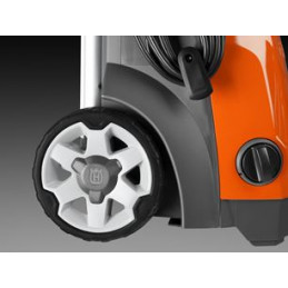 Большие колеса с резиновым ободом на металлической оси обеспечивают легкость перемещения и долговечность в эксплуатации.
